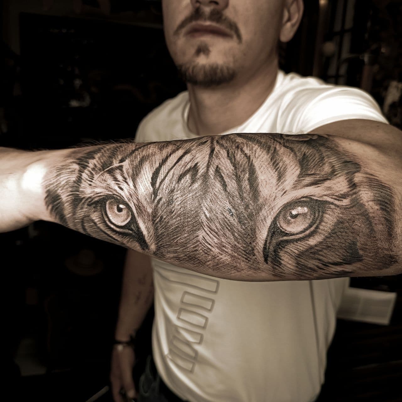 Realistic black-and-grey tattoo – cheetah in full sprint on the thigh