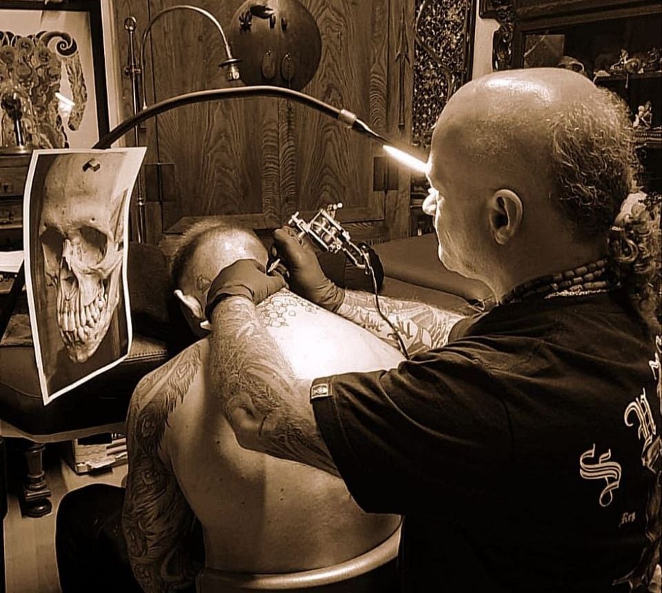 Evgenij Korsun tätowiert ein fotorealistisches Totenkopf-Tattoo im Studio Tattoo Jaga Wiesbaden