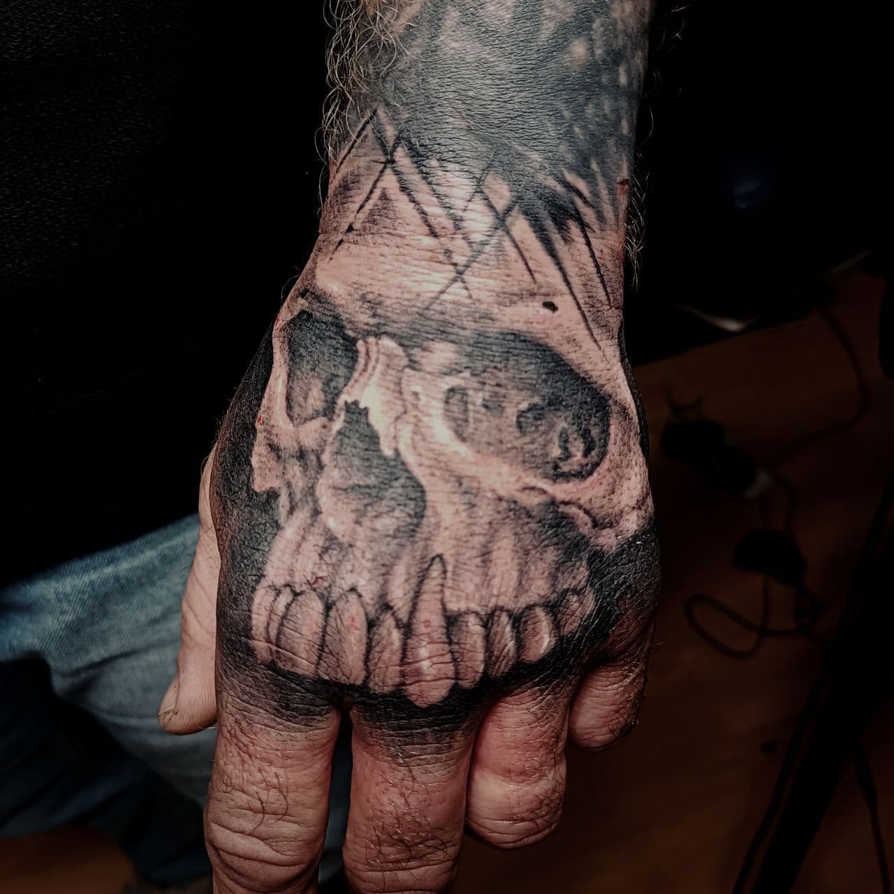 Totenkopf Hand-Tattoo mit geometrischen Linien – Schwarzgrau Realismus, Evgenij Korsun, Tattoo Jaga Wiesbaden